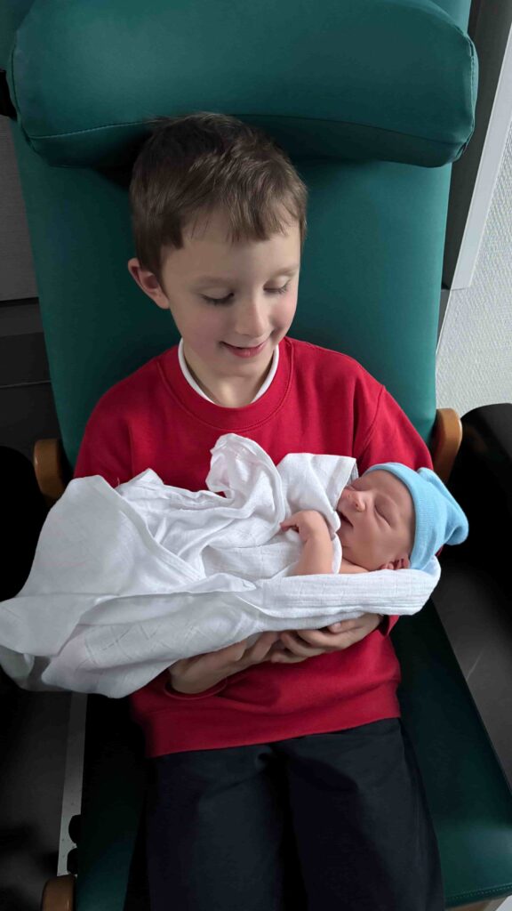 Unser Sohn Tamino, der an die Stella Schule geht, trägt mir Stolz eine Schul-Kleidung .
Er liebt seine Uniform und als es darum ging seinen kleinen Bruder das erste Mal im Krankenhaus zu sehen, wollte er dies unbedingt in seiner Stella-Kleidung machen.